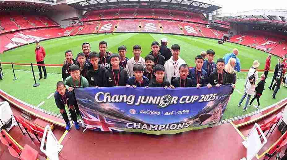 น้ำแร่ธรรมชาติตราช้าง พาทีม ชลบุรี เอฟซี แชมป์ Chang Junior Cup 2025 ทัวร์สนามแอนฟิลด์ สโมสรลิเวอร์พูล ประเทศอังกฤษ